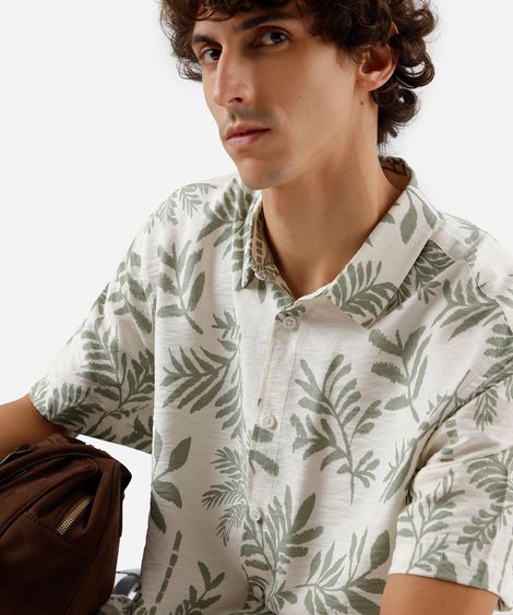 camisa masculina com viscose folhagens manga curta off white
