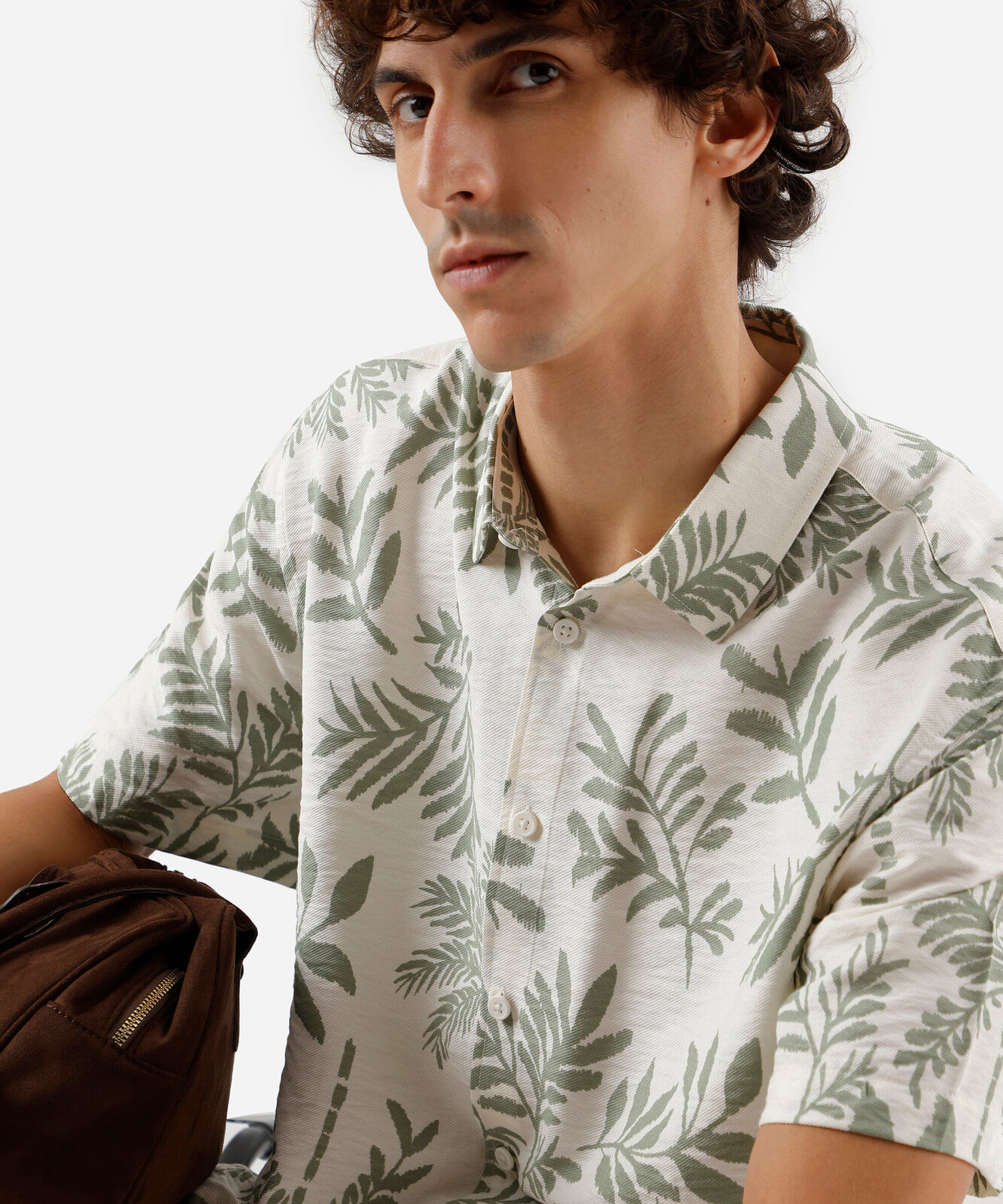 camisa masculina com viscose folhagens manga curta off white