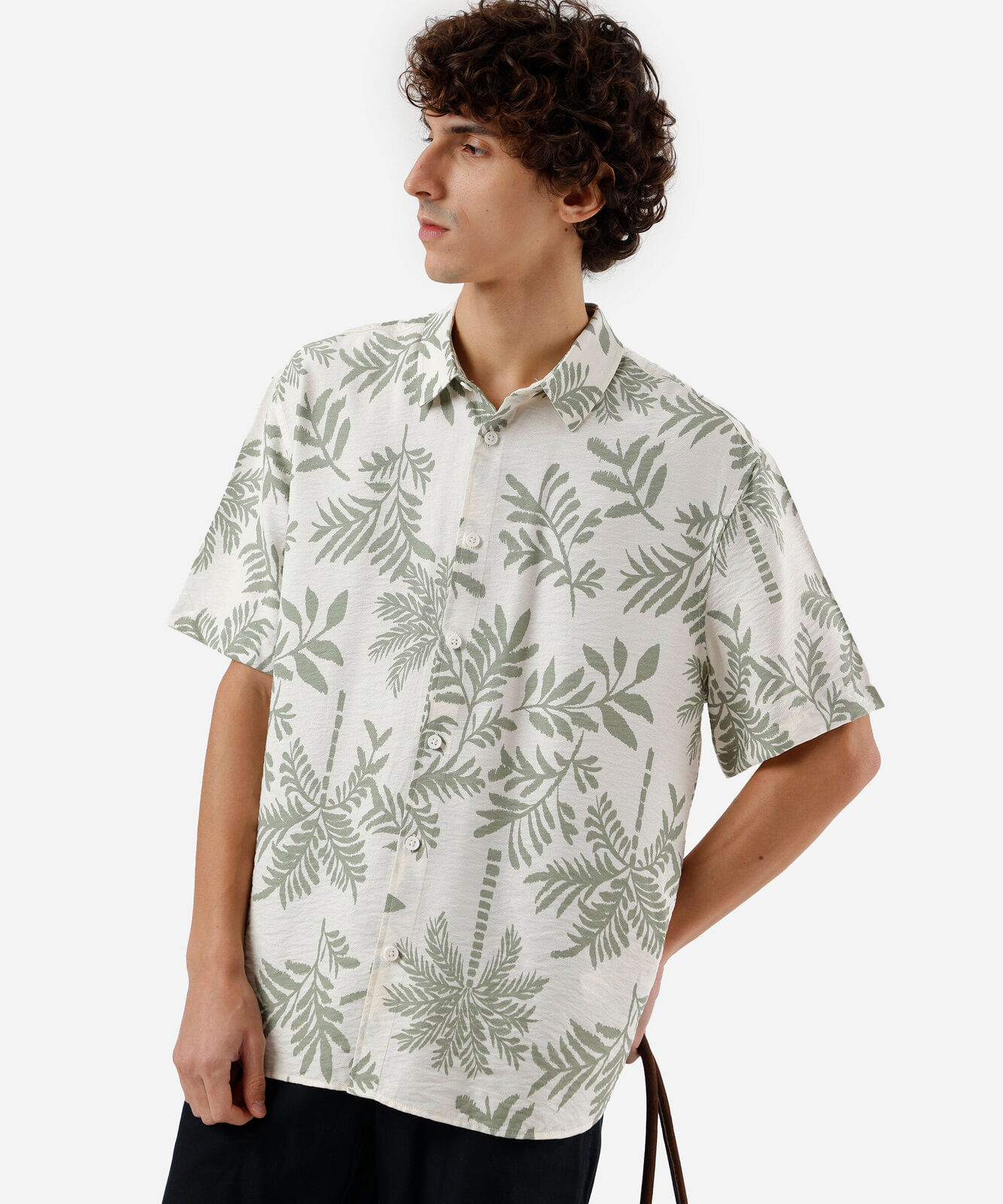 camisa masculina com viscose folhagens manga curta off white