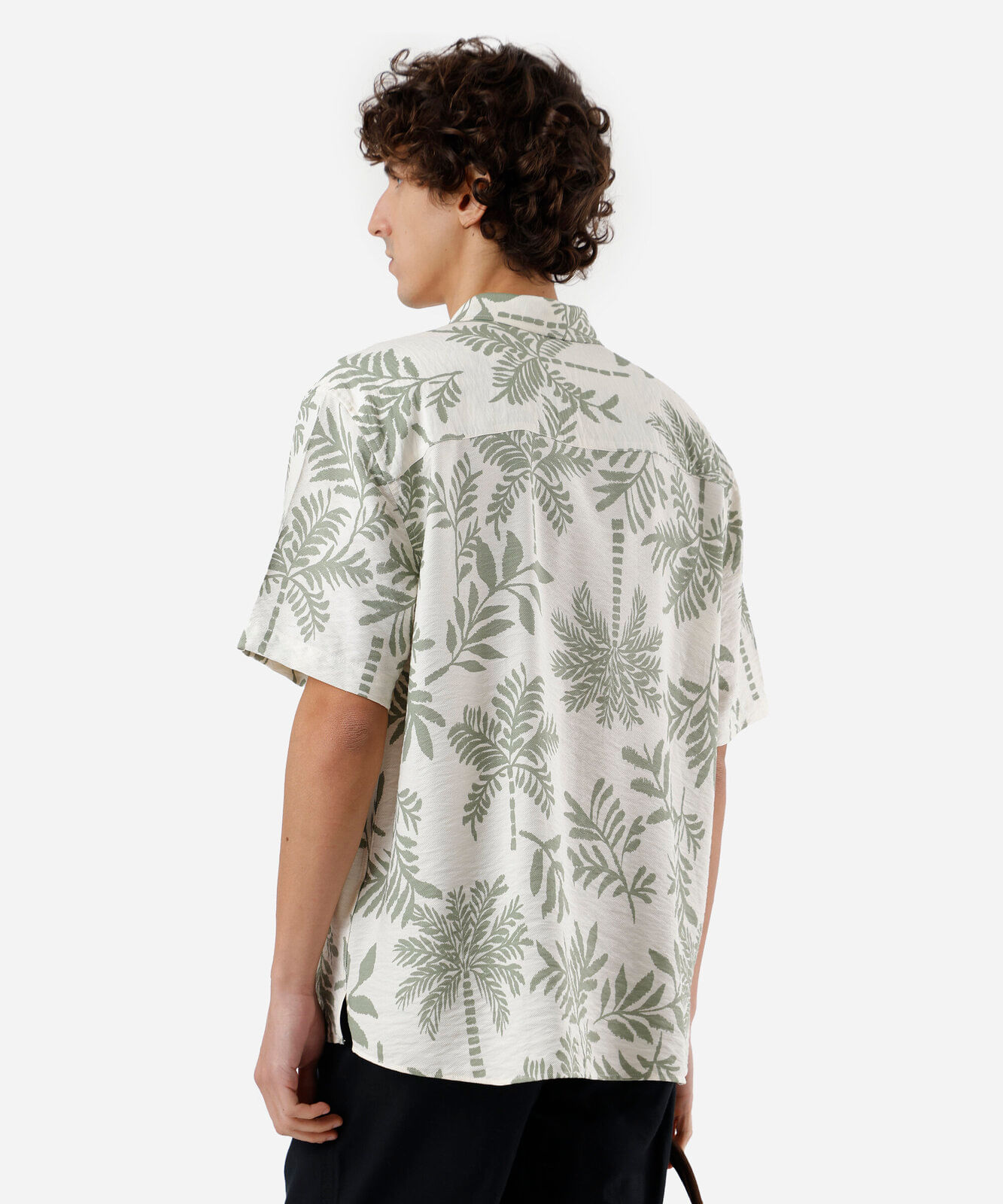 camisa masculina com viscose folhagens manga curta off white