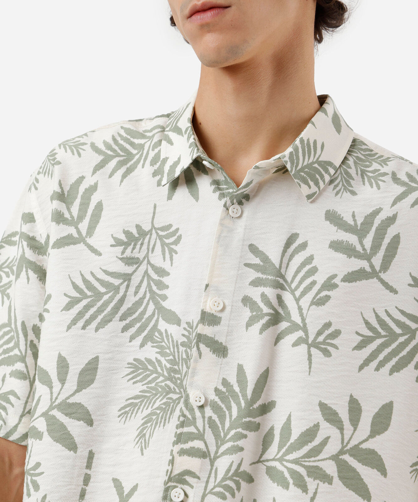 camisa masculina com viscose folhagens manga curta off white