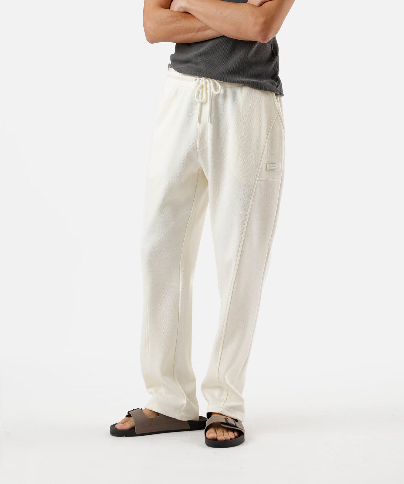 calça masculina relaxed com recortes off white