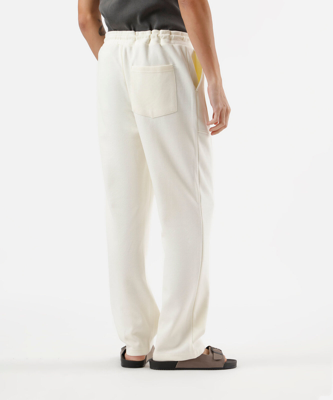 calça masculina relaxed com recortes off white