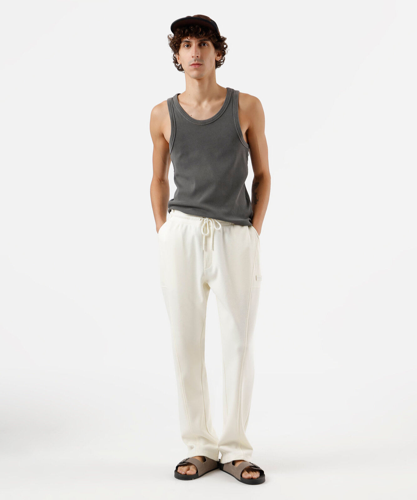 calça masculina relaxed com recortes off white