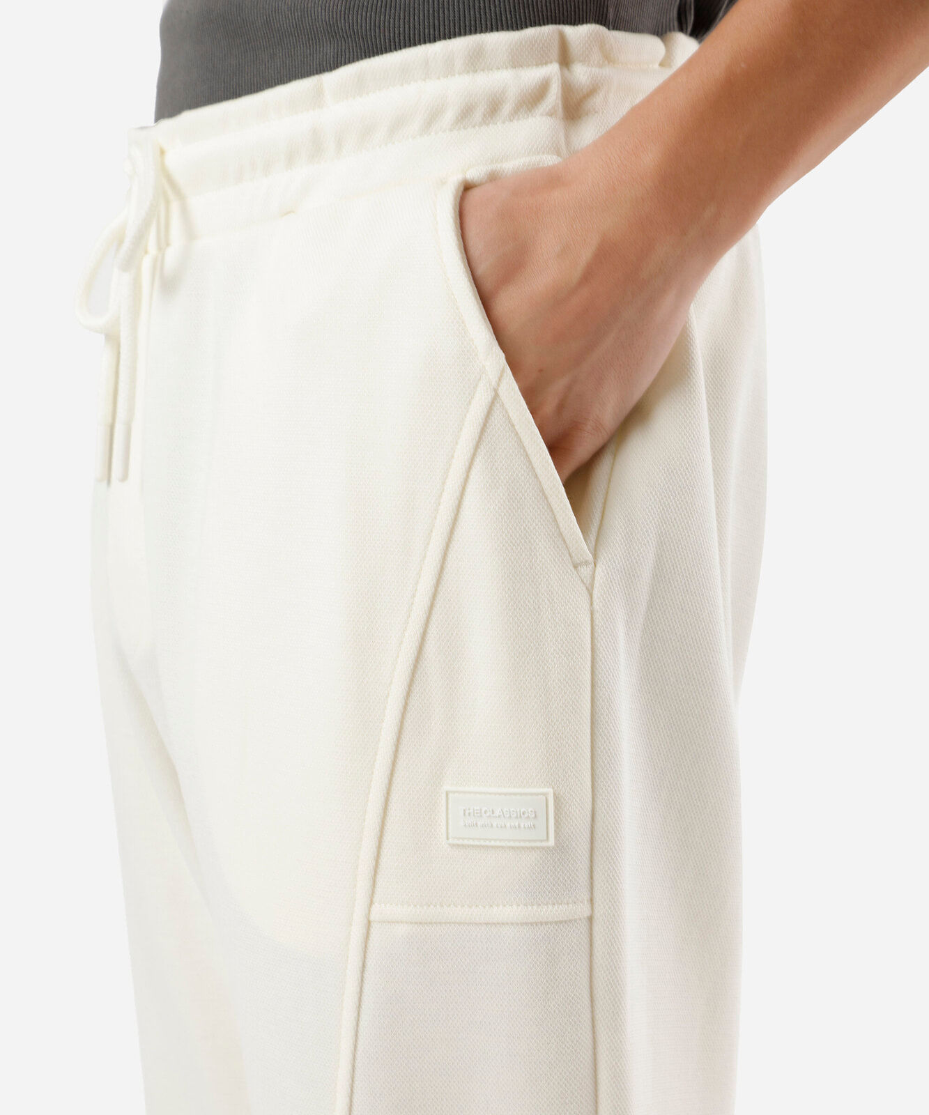 calça masculina relaxed com recortes off white