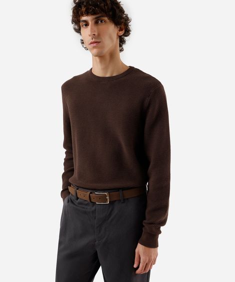 suéter de tricot canelado marrom