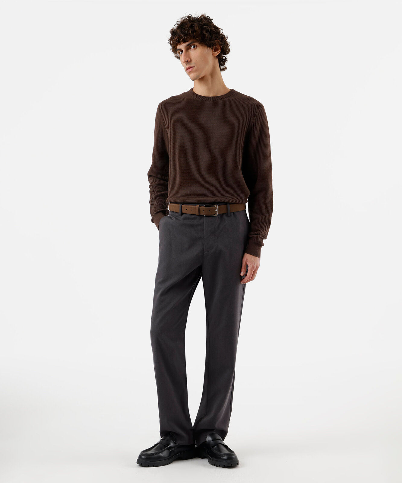 suéter de tricot canelado marrom