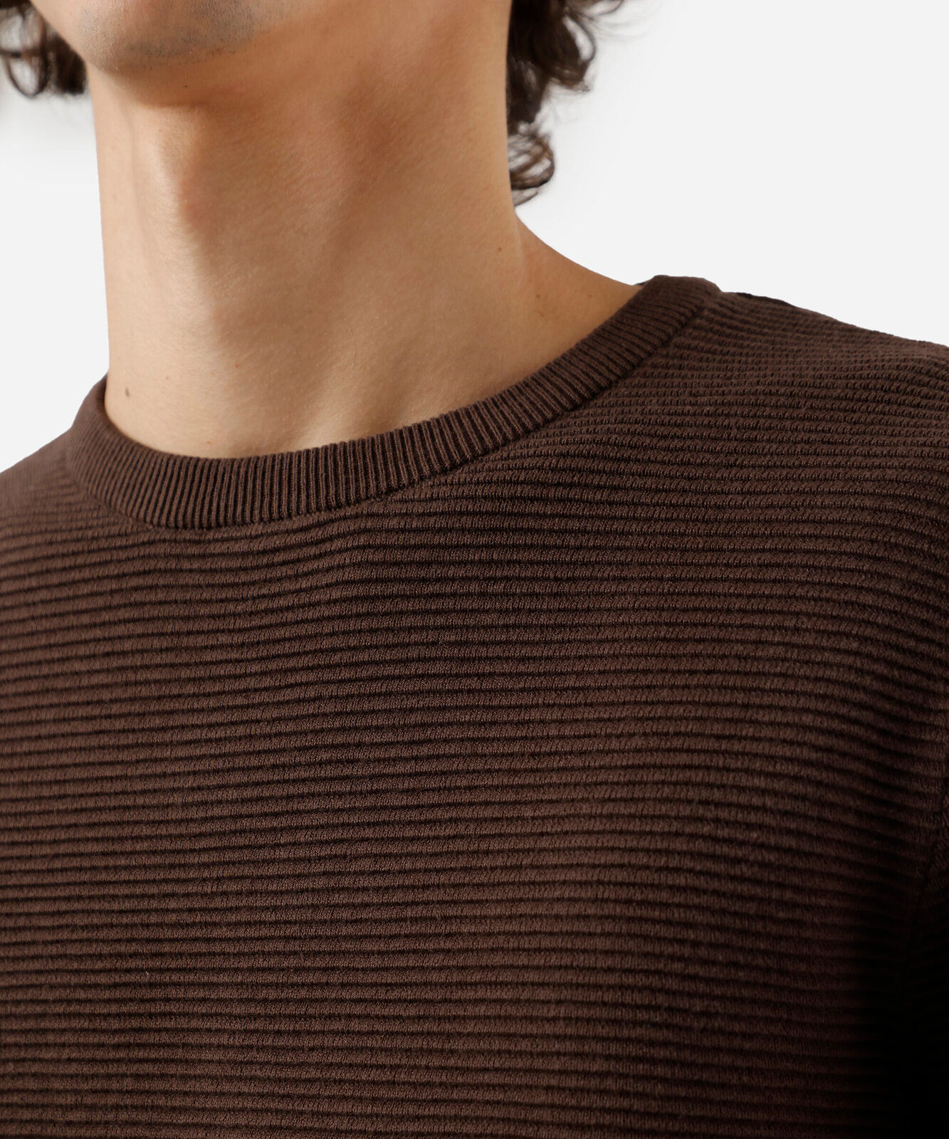 suéter de tricot canelado marrom