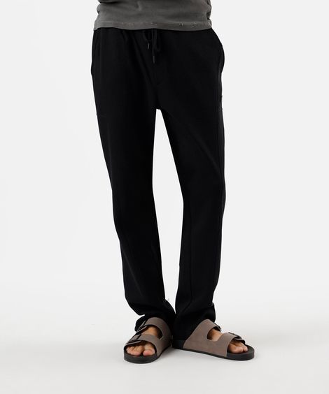 calça masculina relaxed com recortes preta