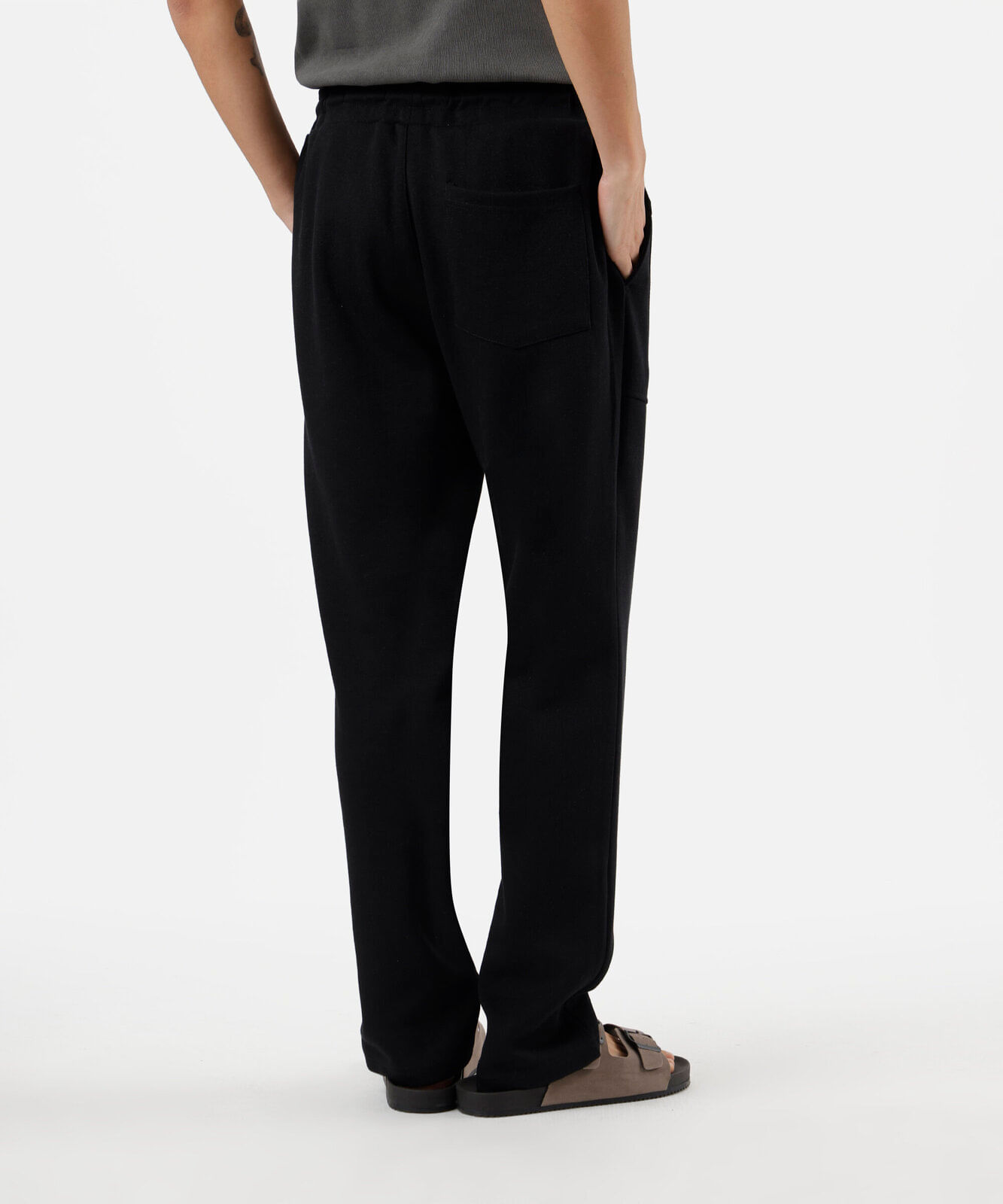 calça masculina relaxed com recortes preta