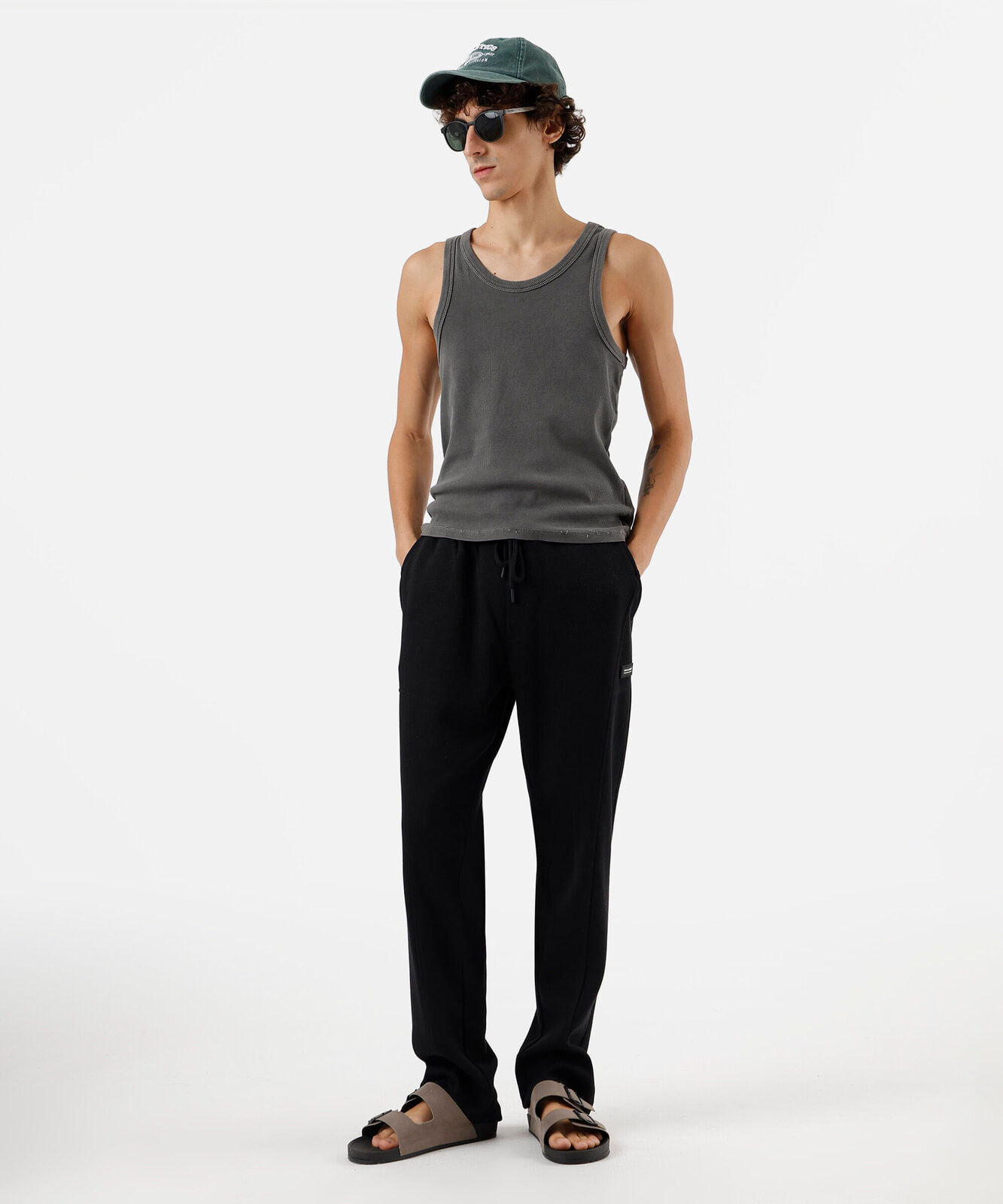 calça masculina relaxed com recortes preta