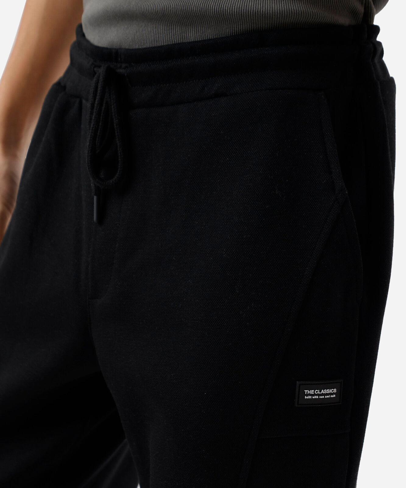 calça masculina relaxed com recortes preta