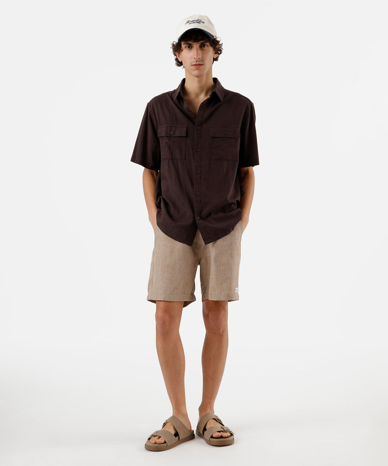 camisa masculina de algodão manga curta com bolsos marrom