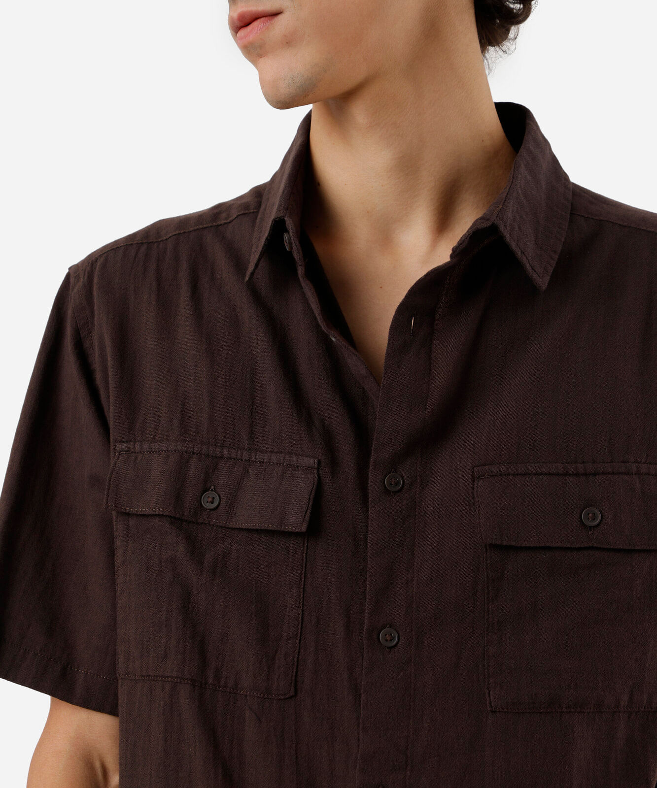 camisa masculina de algodão manga curta com bolsos marrom