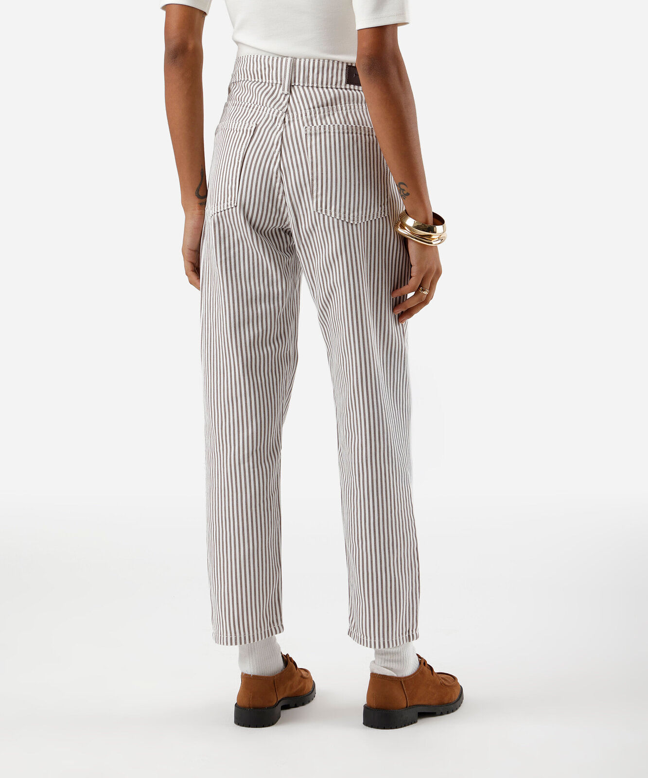 calça mom feminina de sarja cintura alta listrada marrom