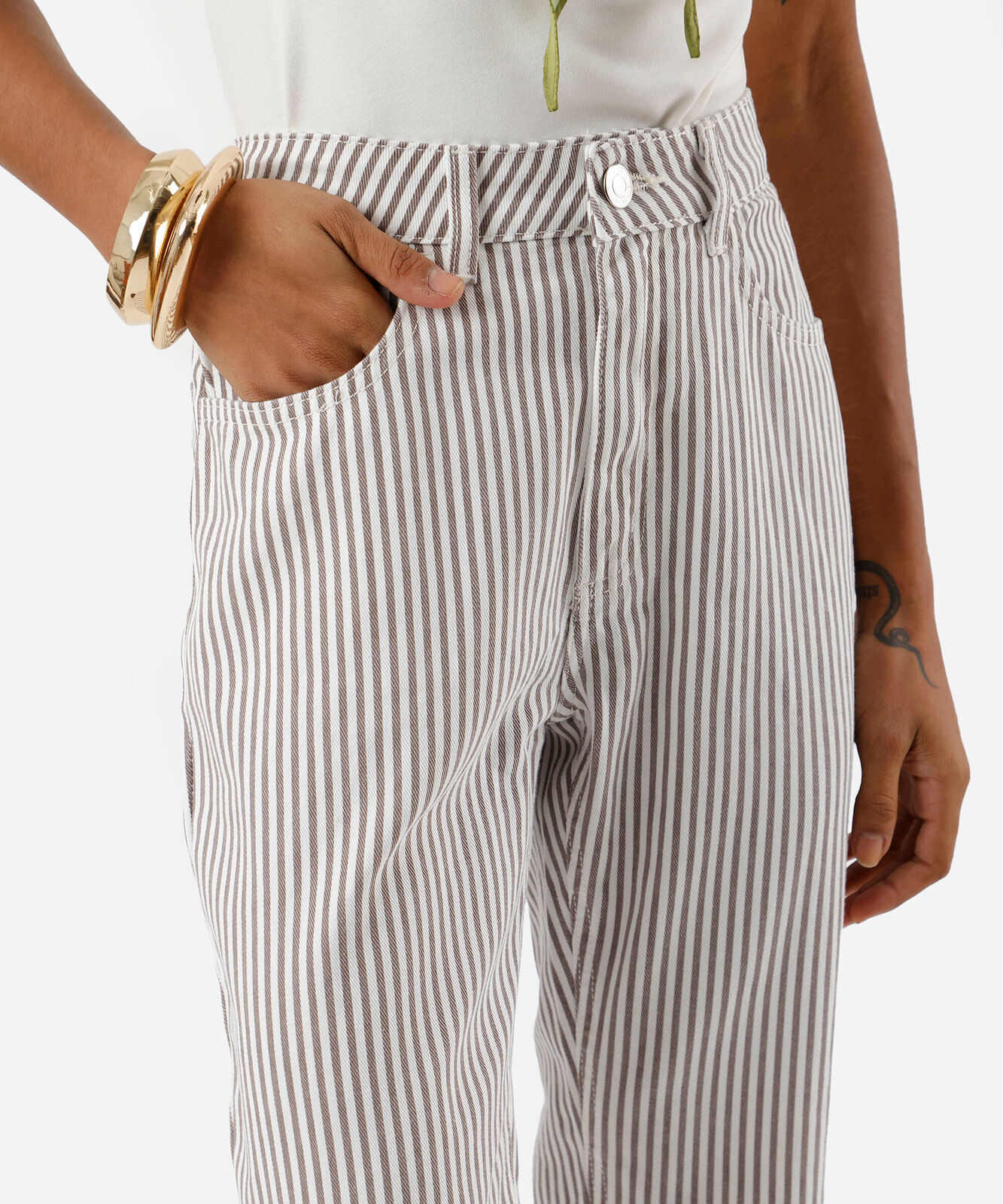 calça mom feminina de sarja cintura alta listrada marrom