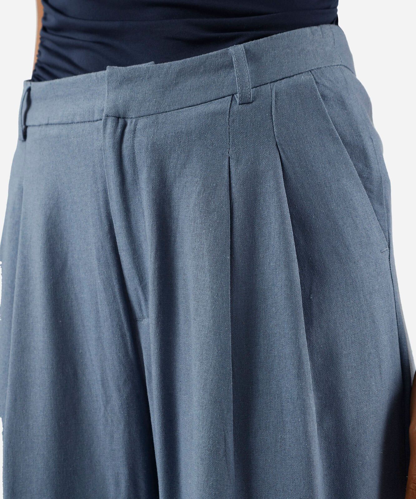 calça wide leg de alfaiataria feminina com linho e pregas azul