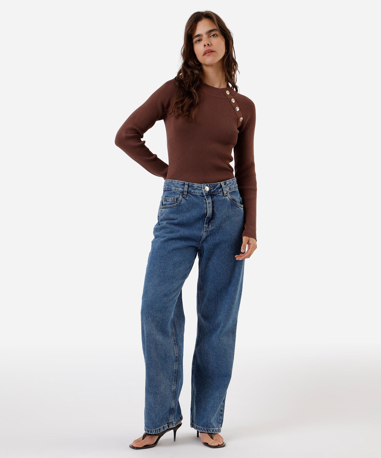 suéter feminino de tricot com botões canelado  marrom