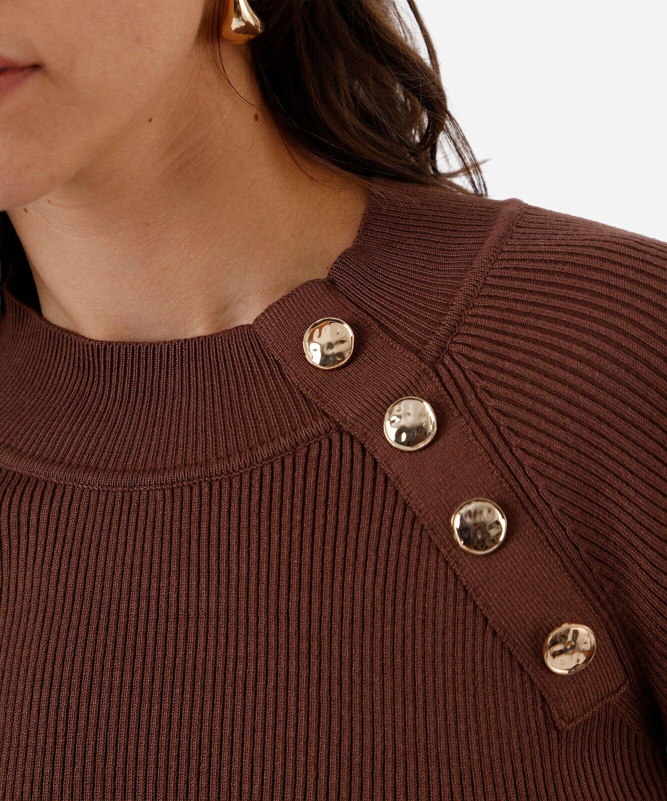 suéter feminino de tricot com botões canelado  marrom