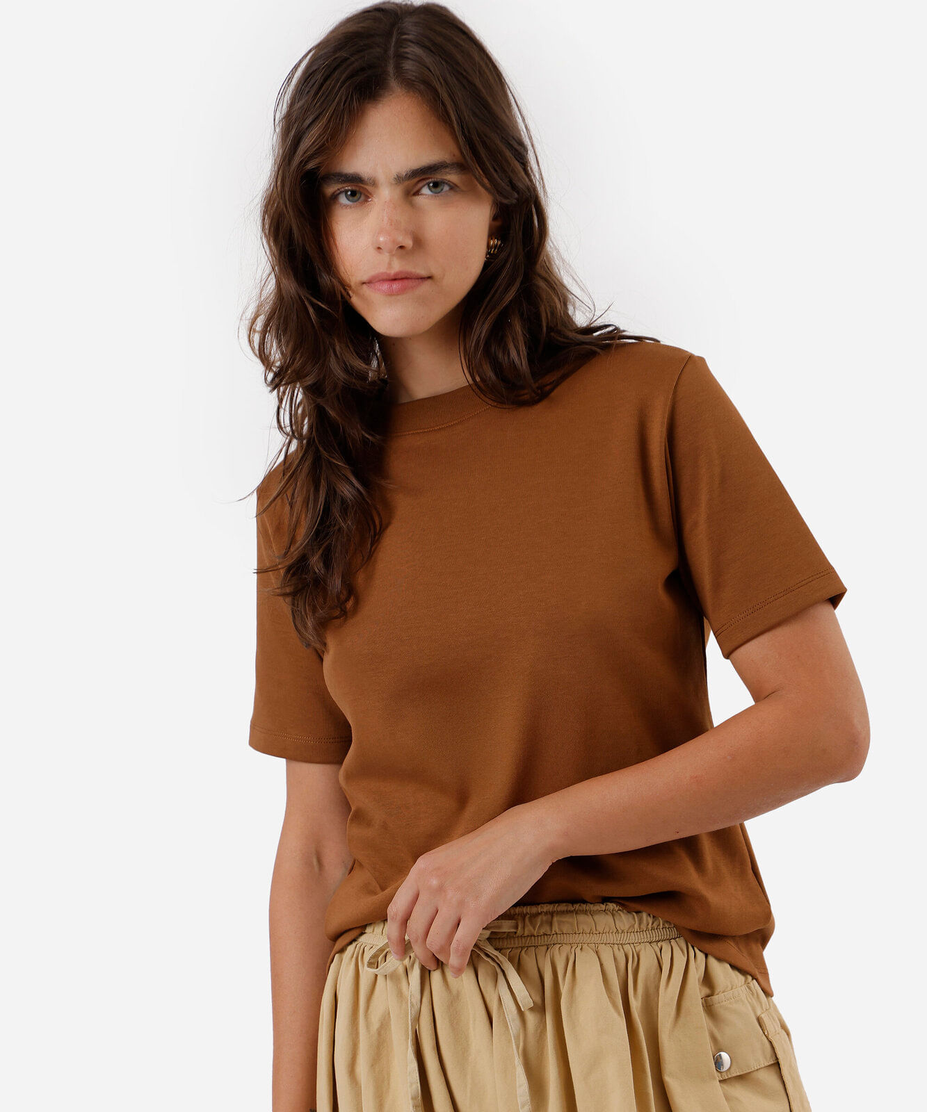 camiseta básica feminina de algodão peruano marrom