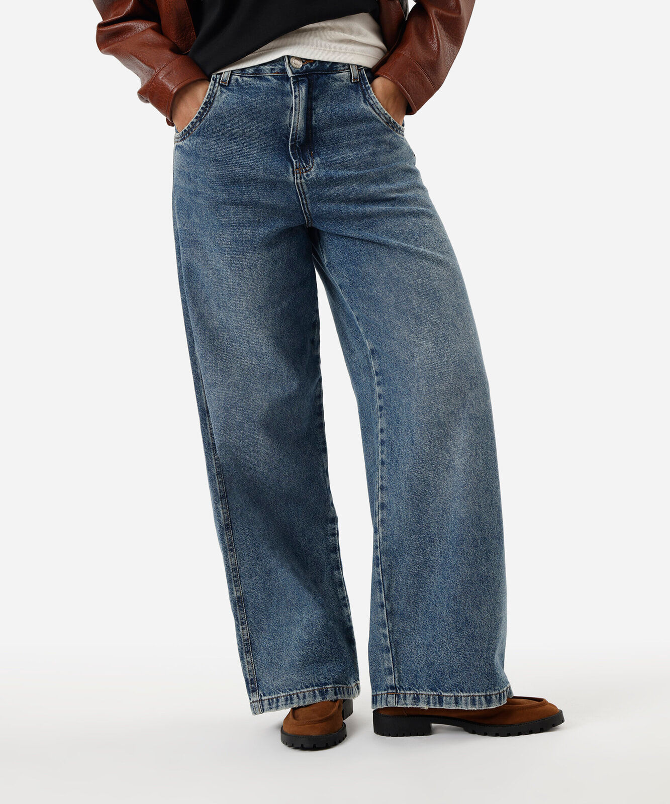 calça skater jeans cintura média gancho deslocado azul