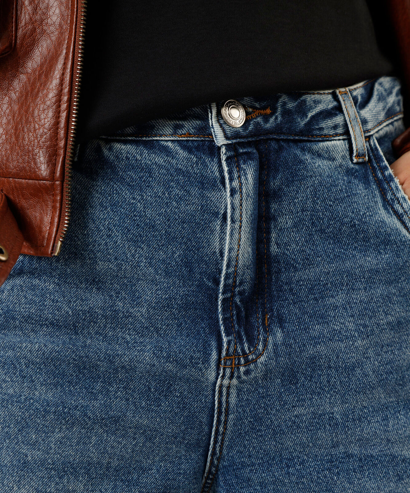 calça skater jeans cintura média gancho deslocado azul