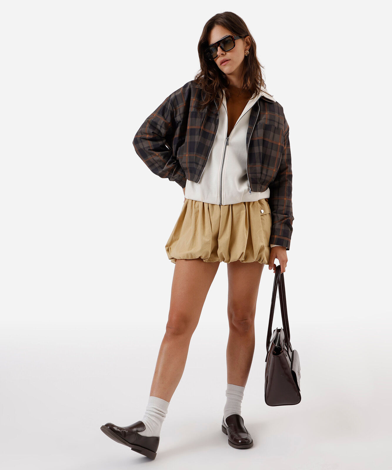 jaqueta cropped feminina com pregas xadrez marrom