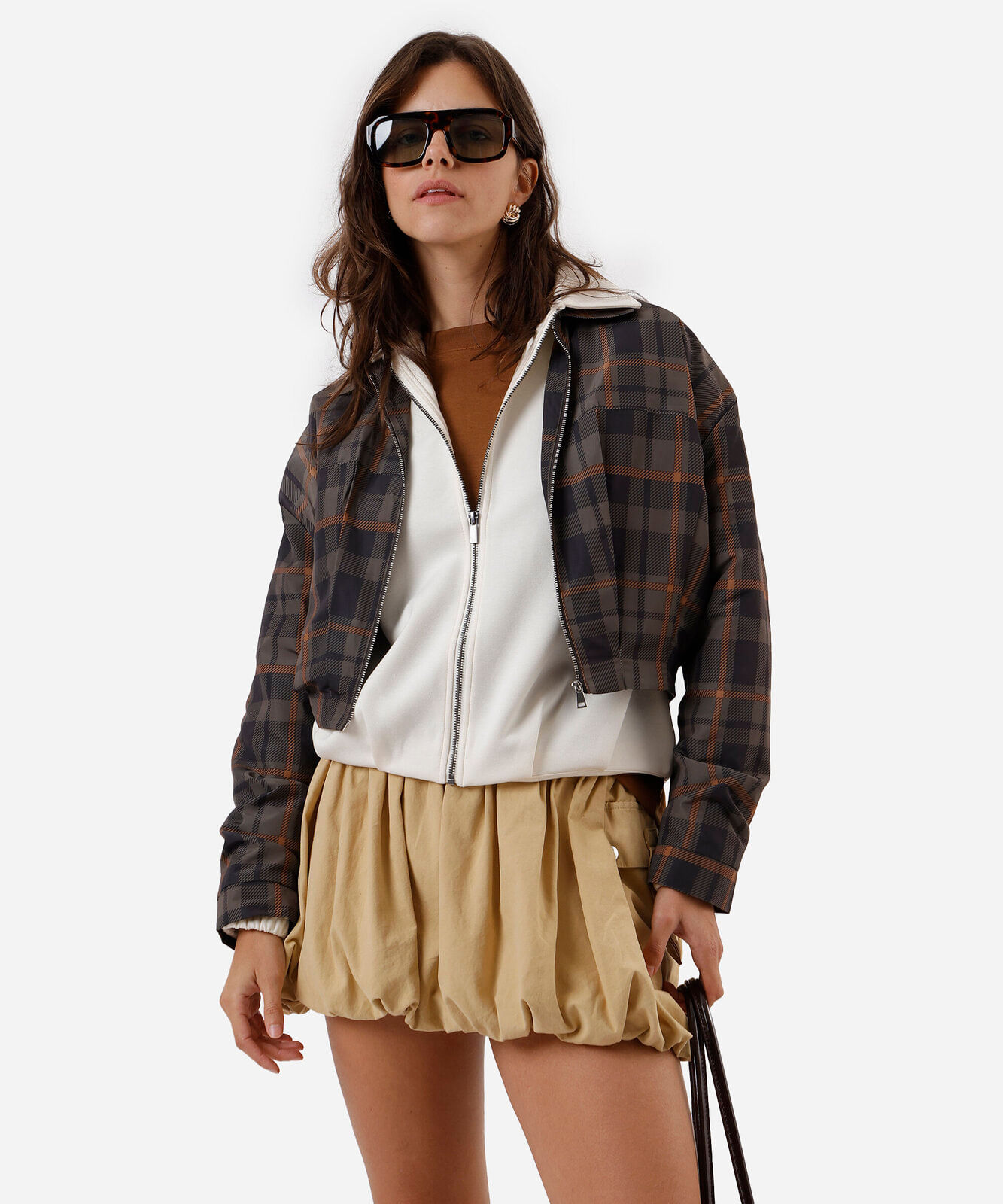 jaqueta cropped feminina com pregas xadrez marrom