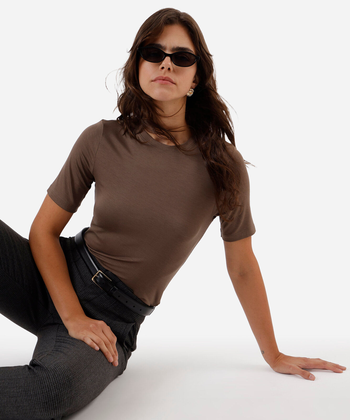 camiseta feminina básica baby look em liocel marrom