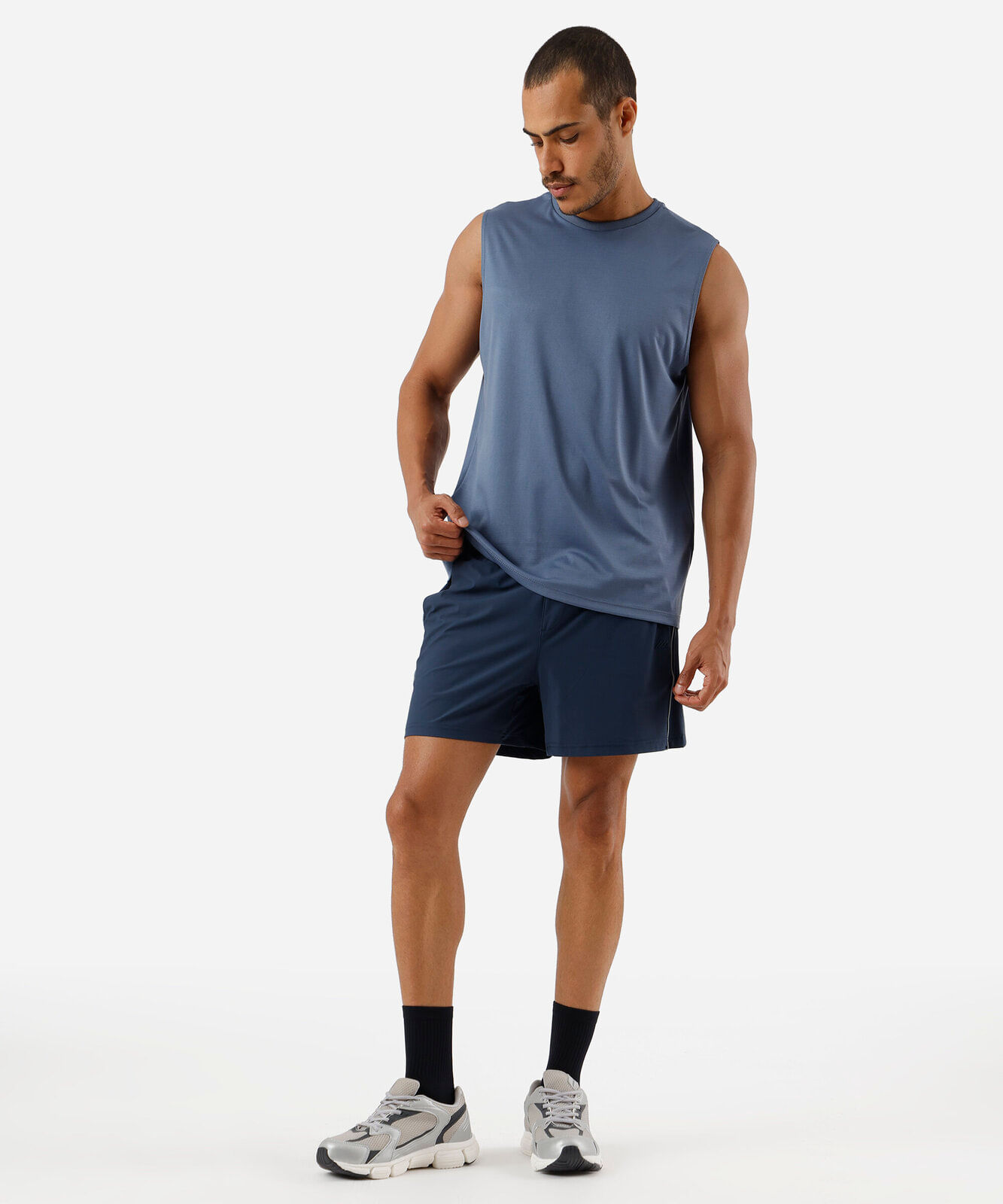 short masculino de poliamida esportivo com recorte e nervuras azul