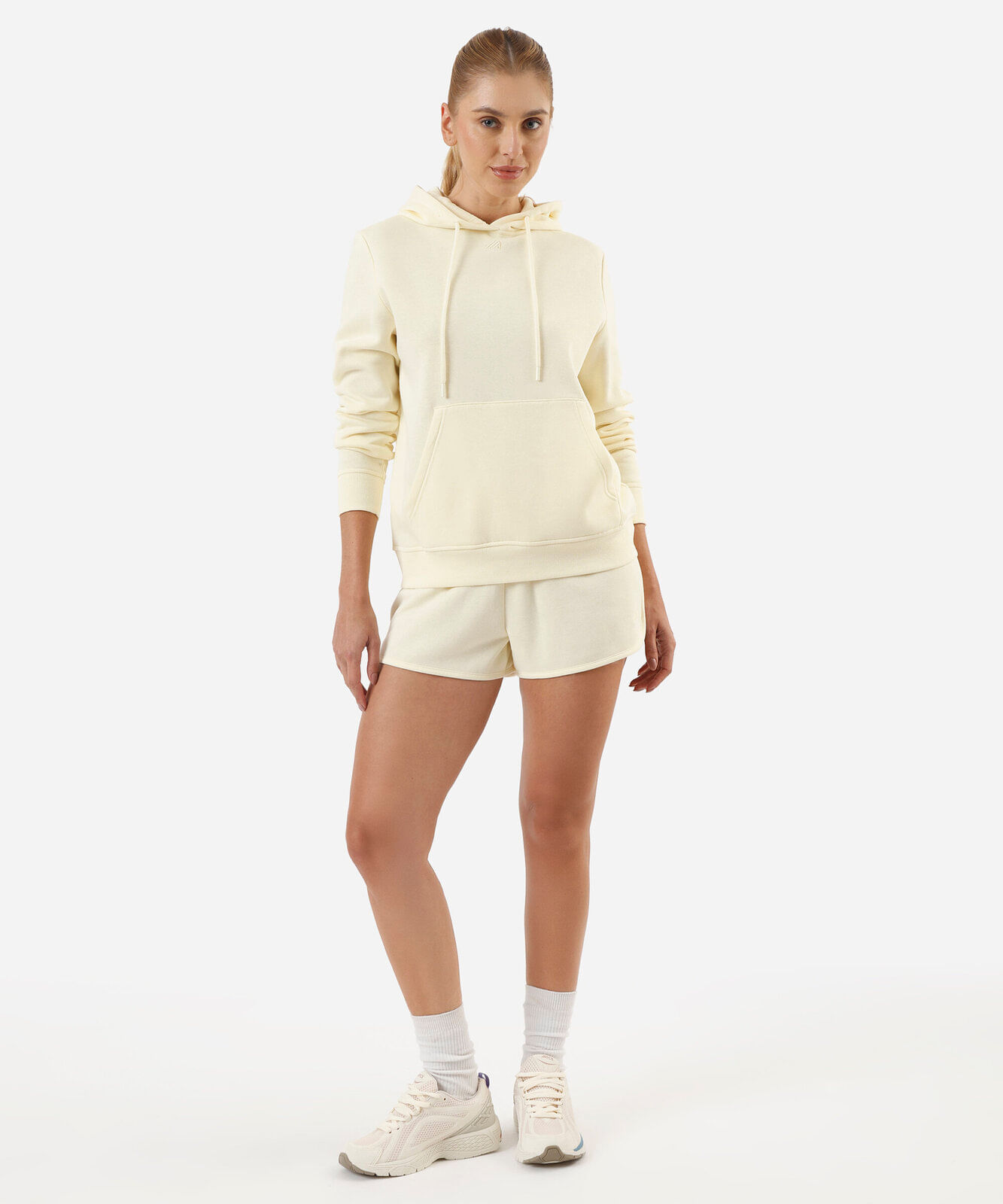 blusa feminina de moletom com capuz e bolso amarela