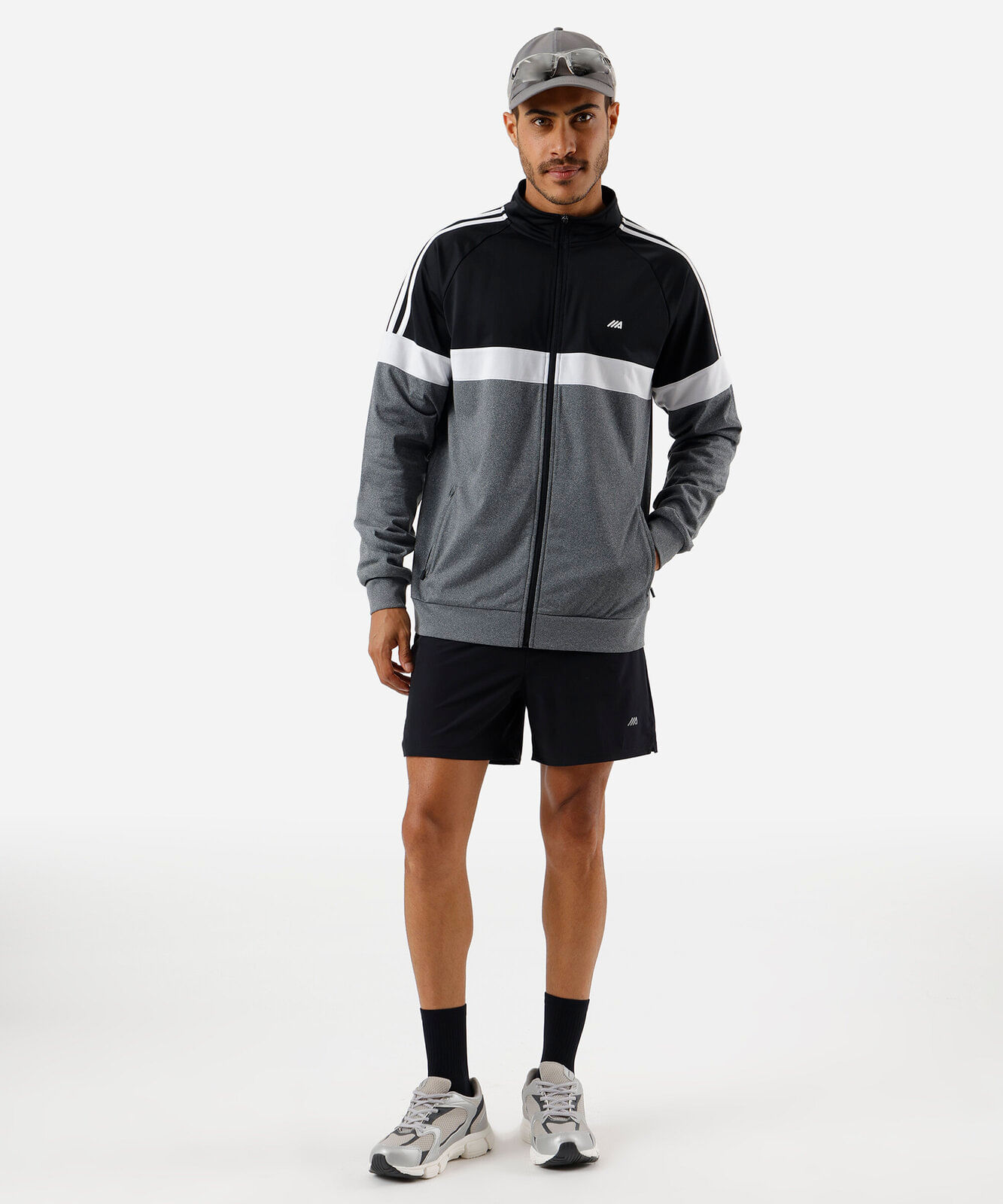 jaqueta com bolsos e recortes esportiva cinza