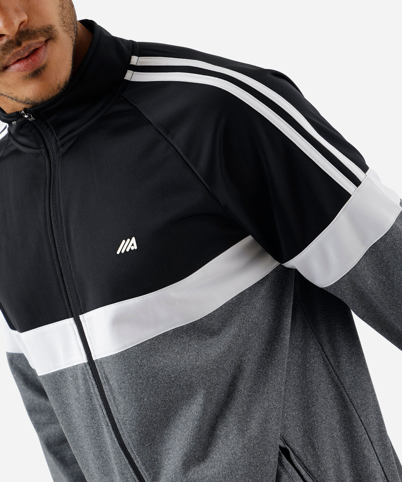 jaqueta com bolsos e recortes esportiva cinza