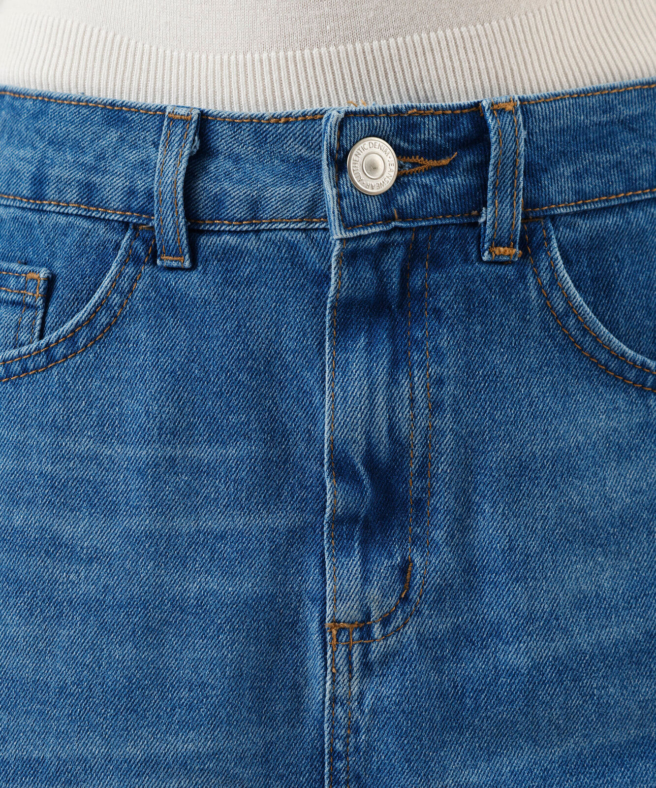 short saia jeans cintura alta com fenda azul