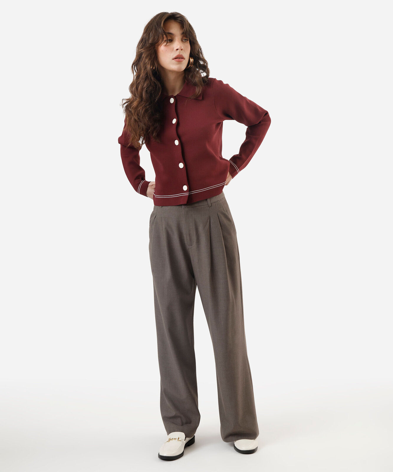 calça de alfaiataria wide leg feminina com pregas marrom