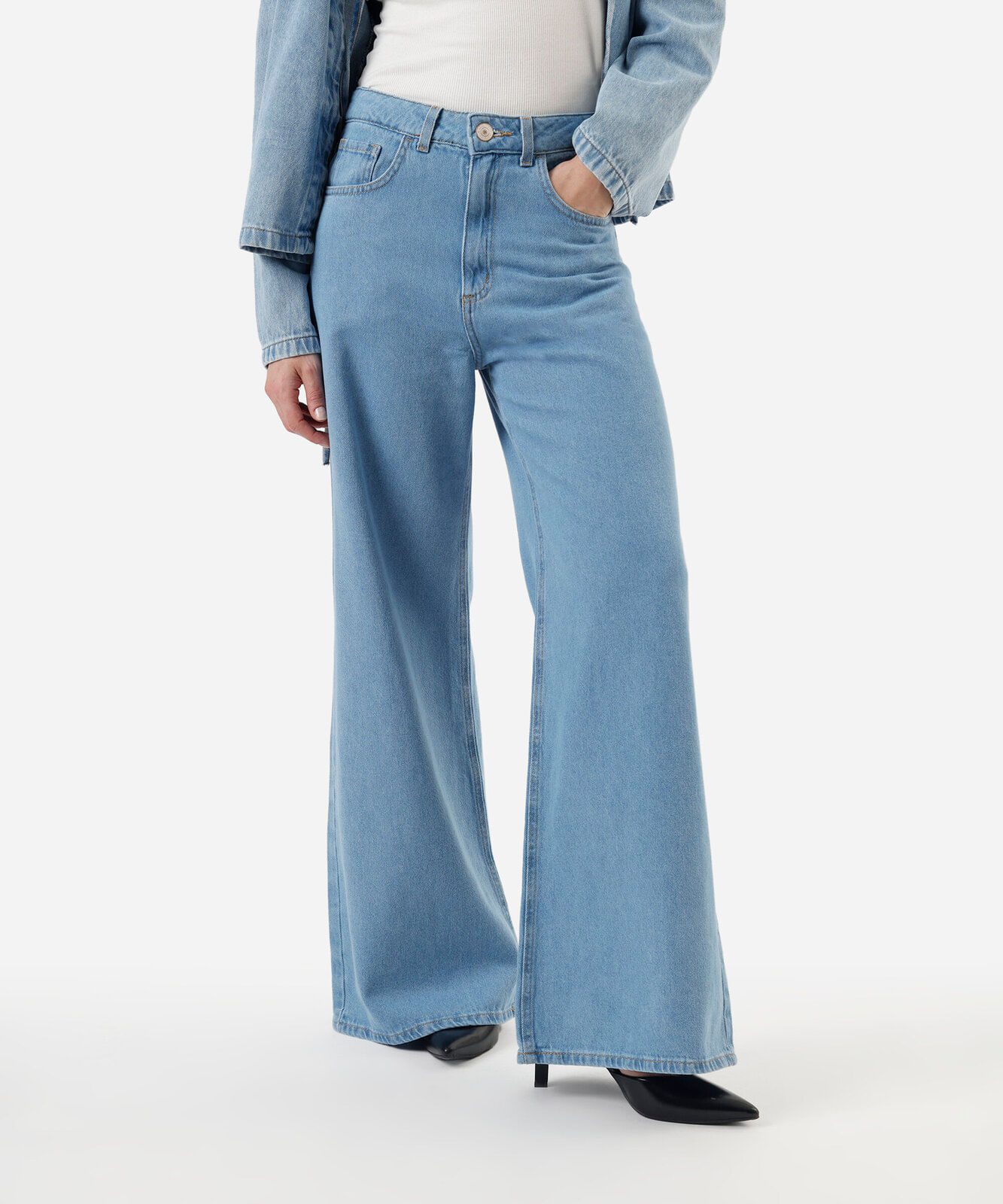 calça jeans wide leg cintura super alta azul medio