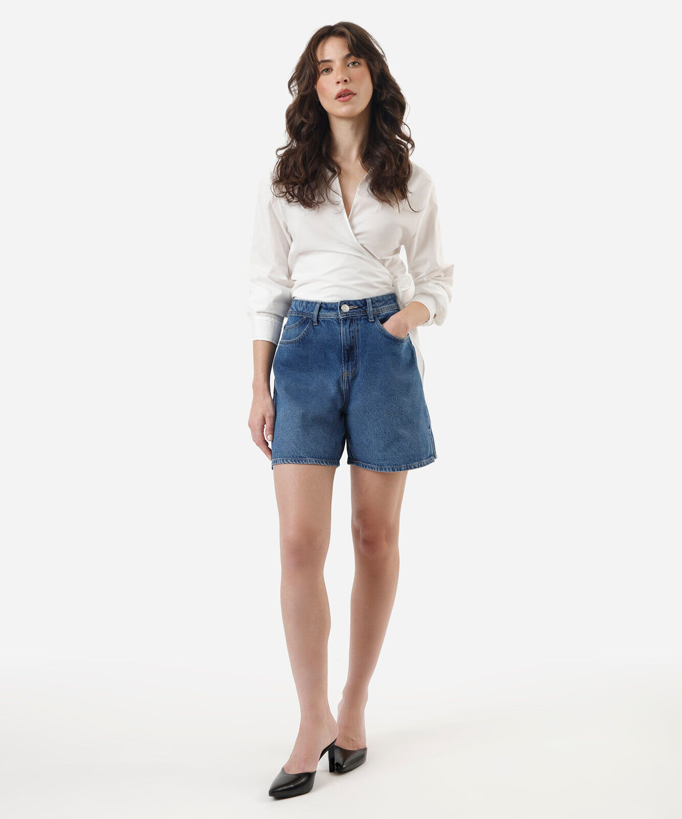 bermuda mom feminina jeans com fendas cintura alta  azul