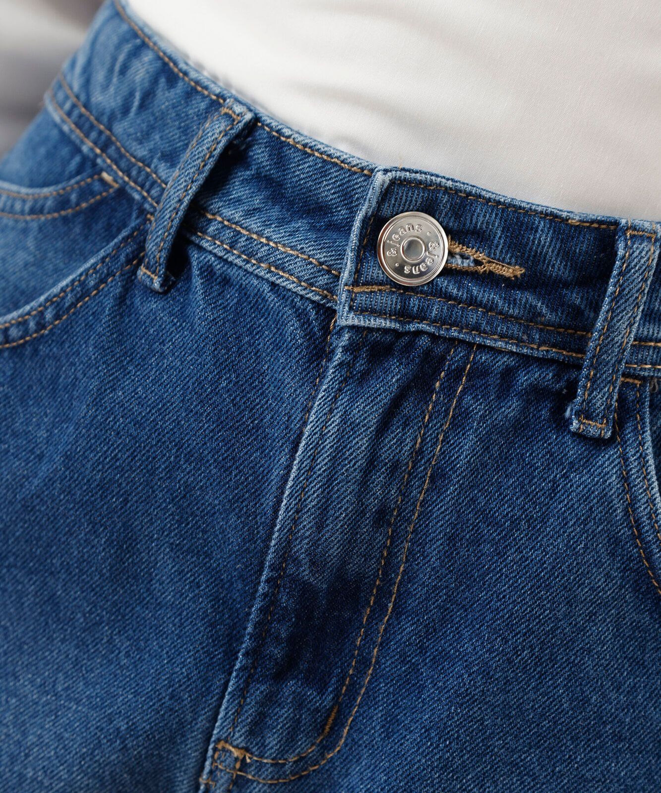 bermuda mom feminina jeans com fendas cintura alta  azul