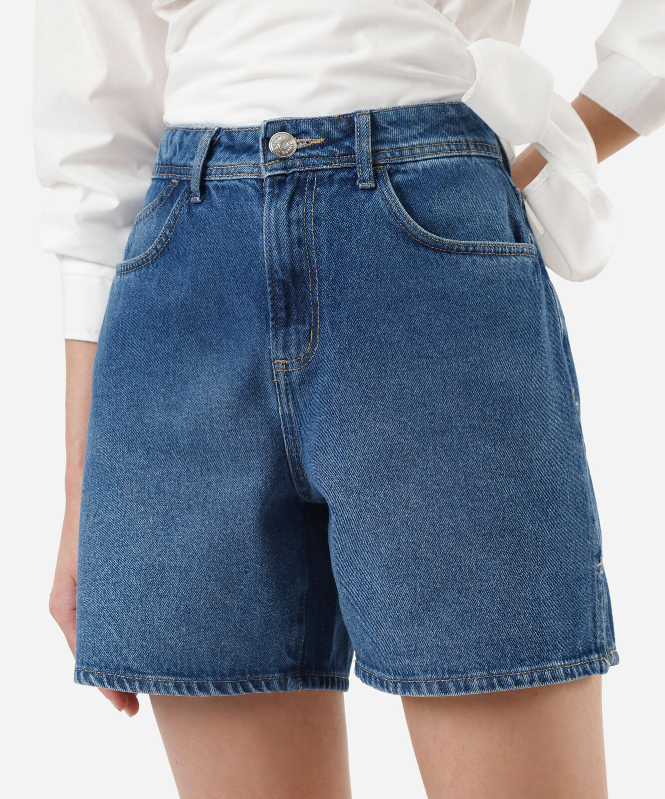 bermuda mom feminina jeans com fendas cintura alta  azul
