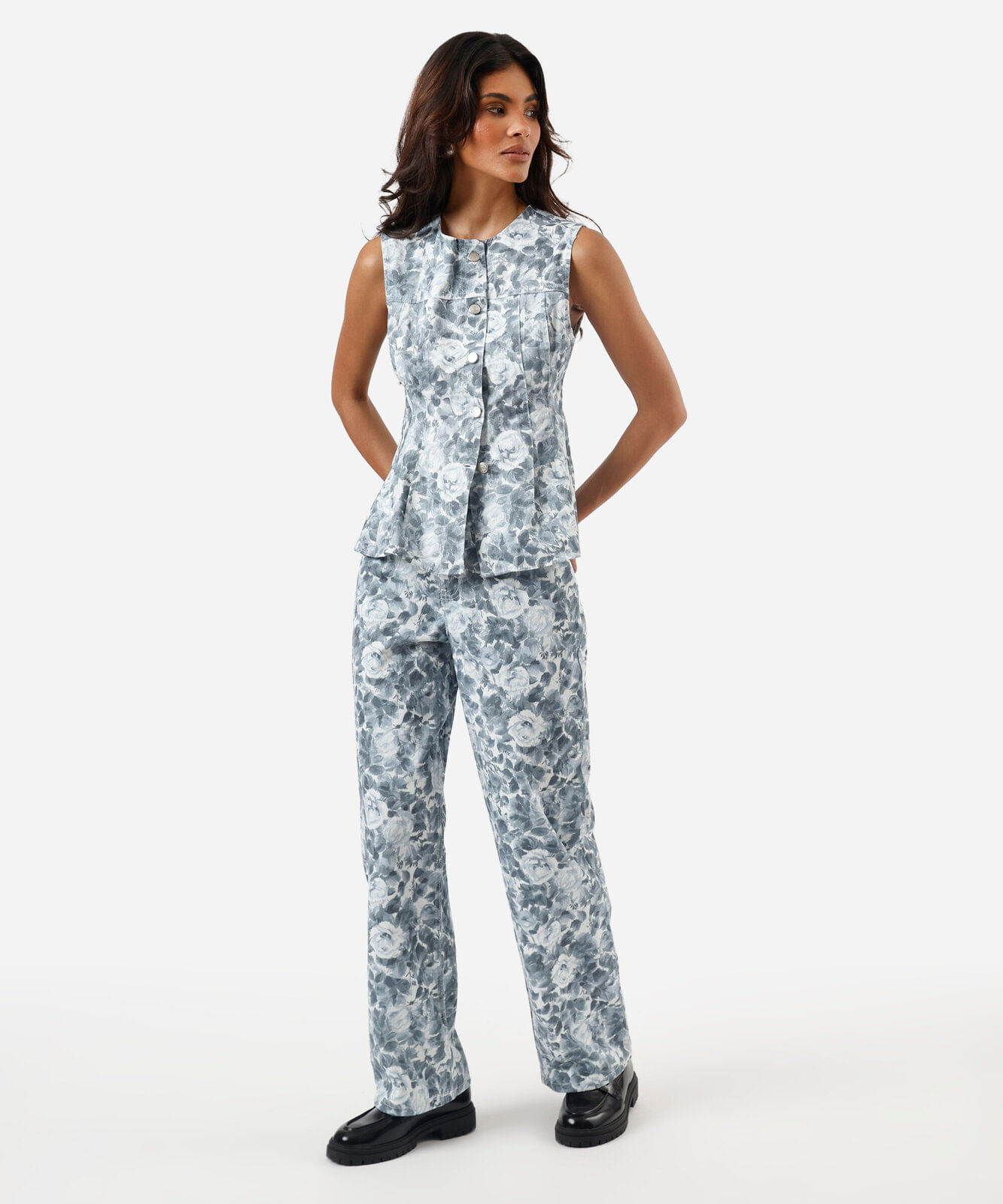 colete feminino de sarja com recortes floral off white