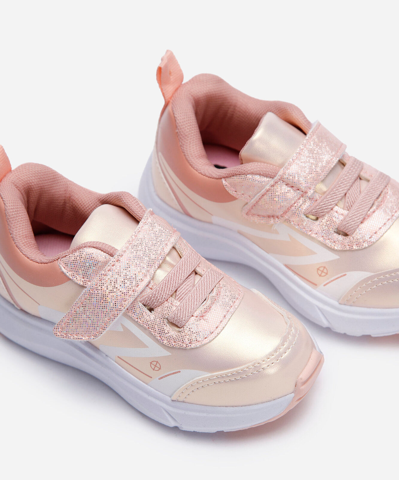 tênis infantil com recortes e velcro holográfico rosa