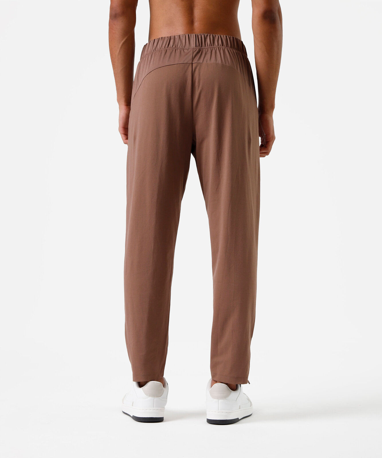 calça reta masculina esportiva com zíper na barra marrom