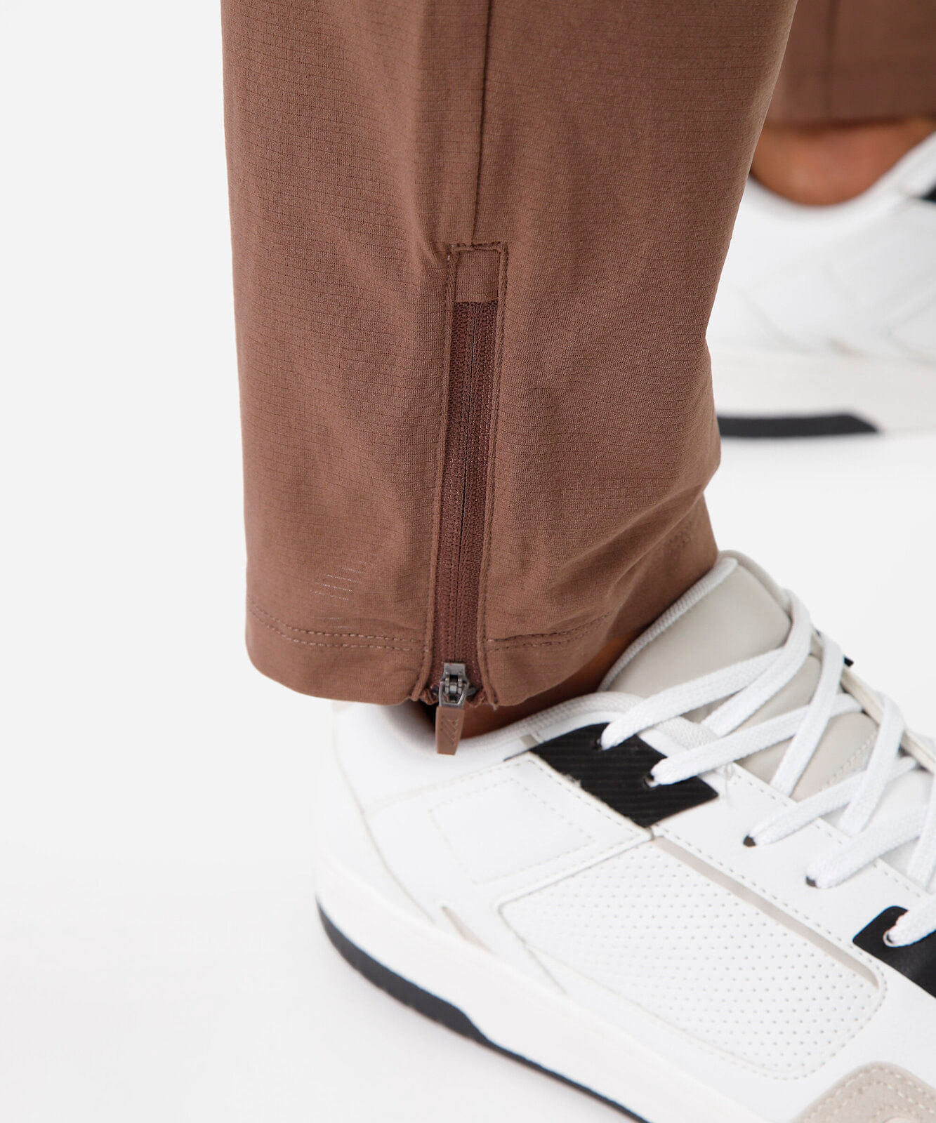 calça reta masculina esportiva com zíper na barra marrom