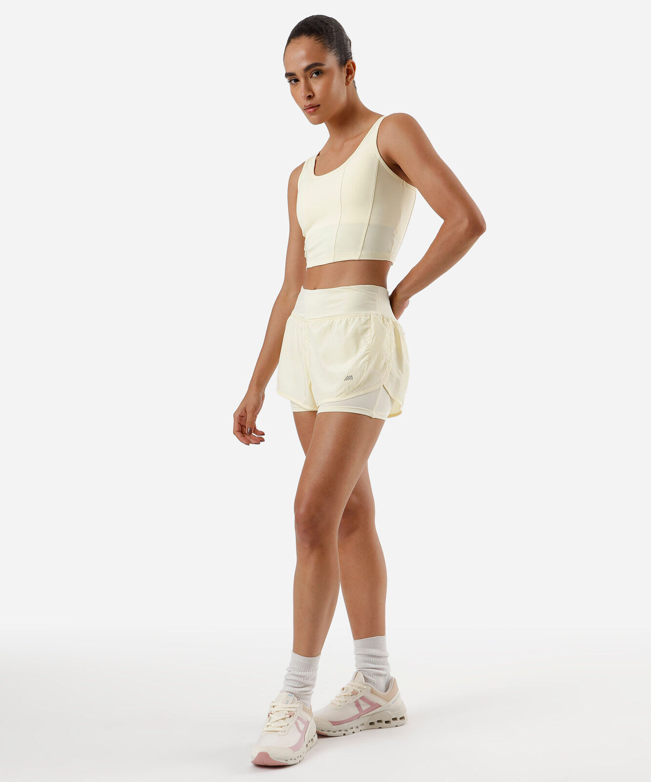 short running com forro e bolso esportivo amarelo