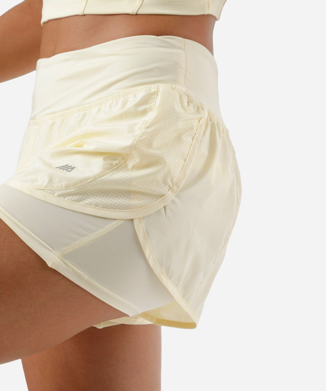 short running com forro e bolso esportivo amarelo