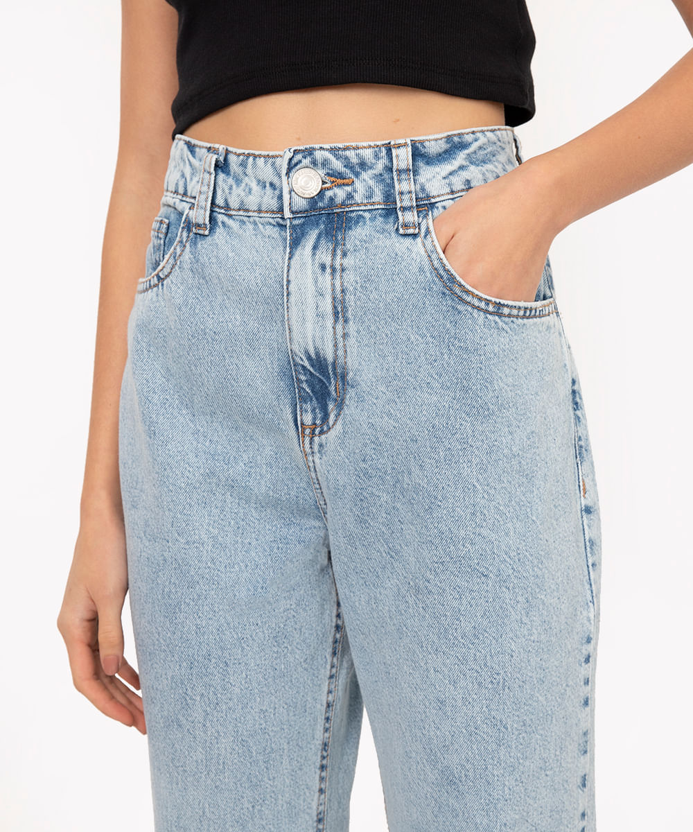 calça mom jeans cintura super alta azul claro