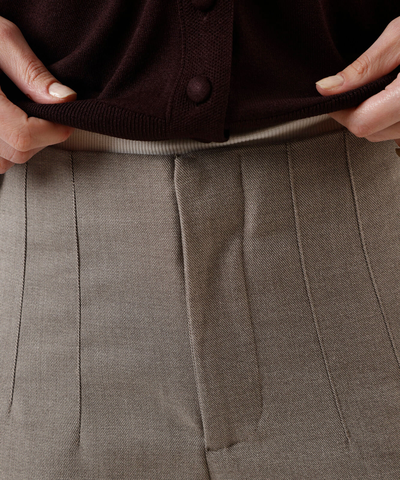 calça de alfaiataria reta feminina com pences bege