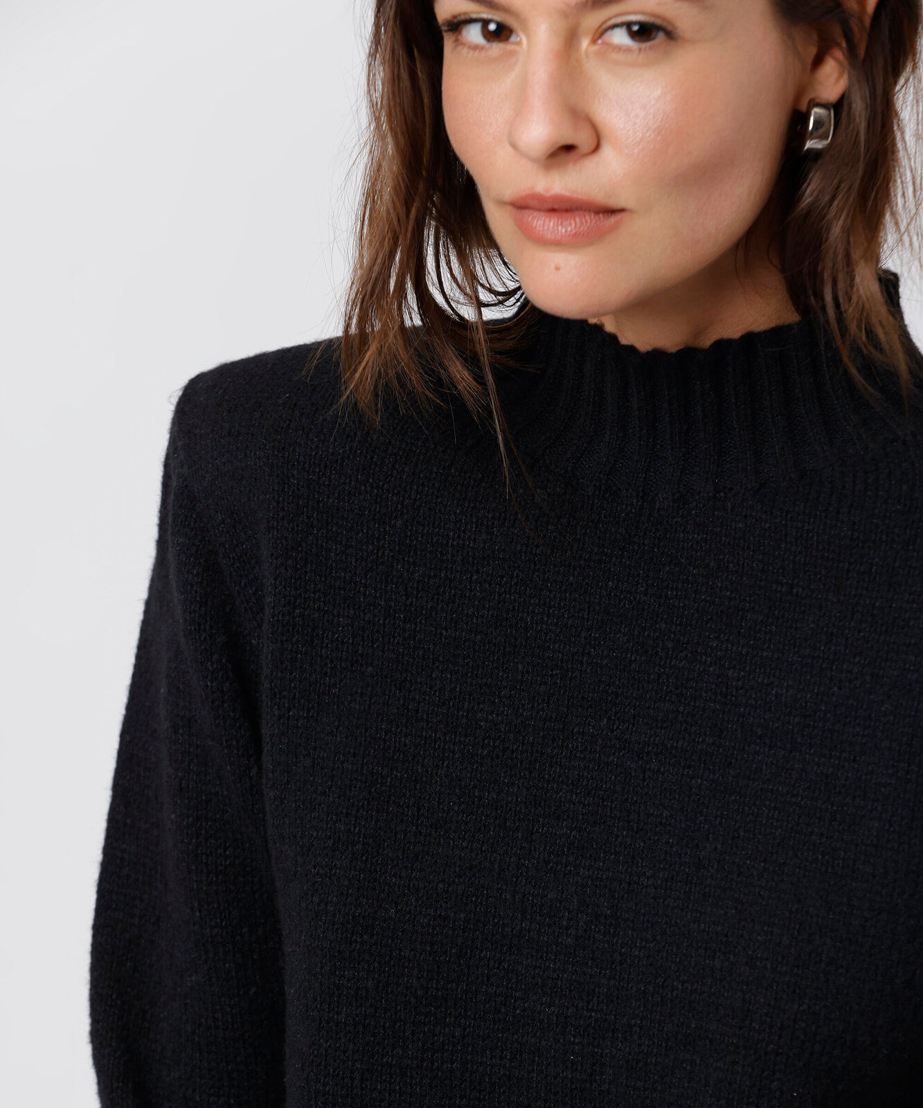 suéter feminino de tricot gola alta com ombreiras mindset preto