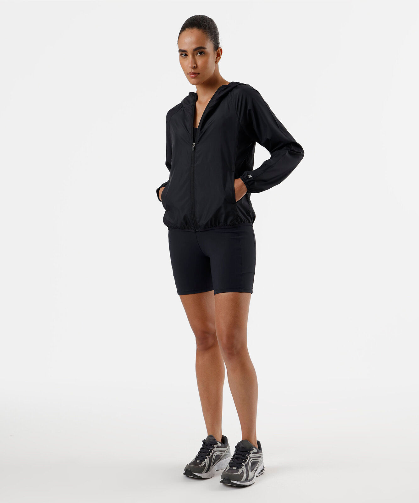 jaqueta feminina corta vento esportiva com capuz preta