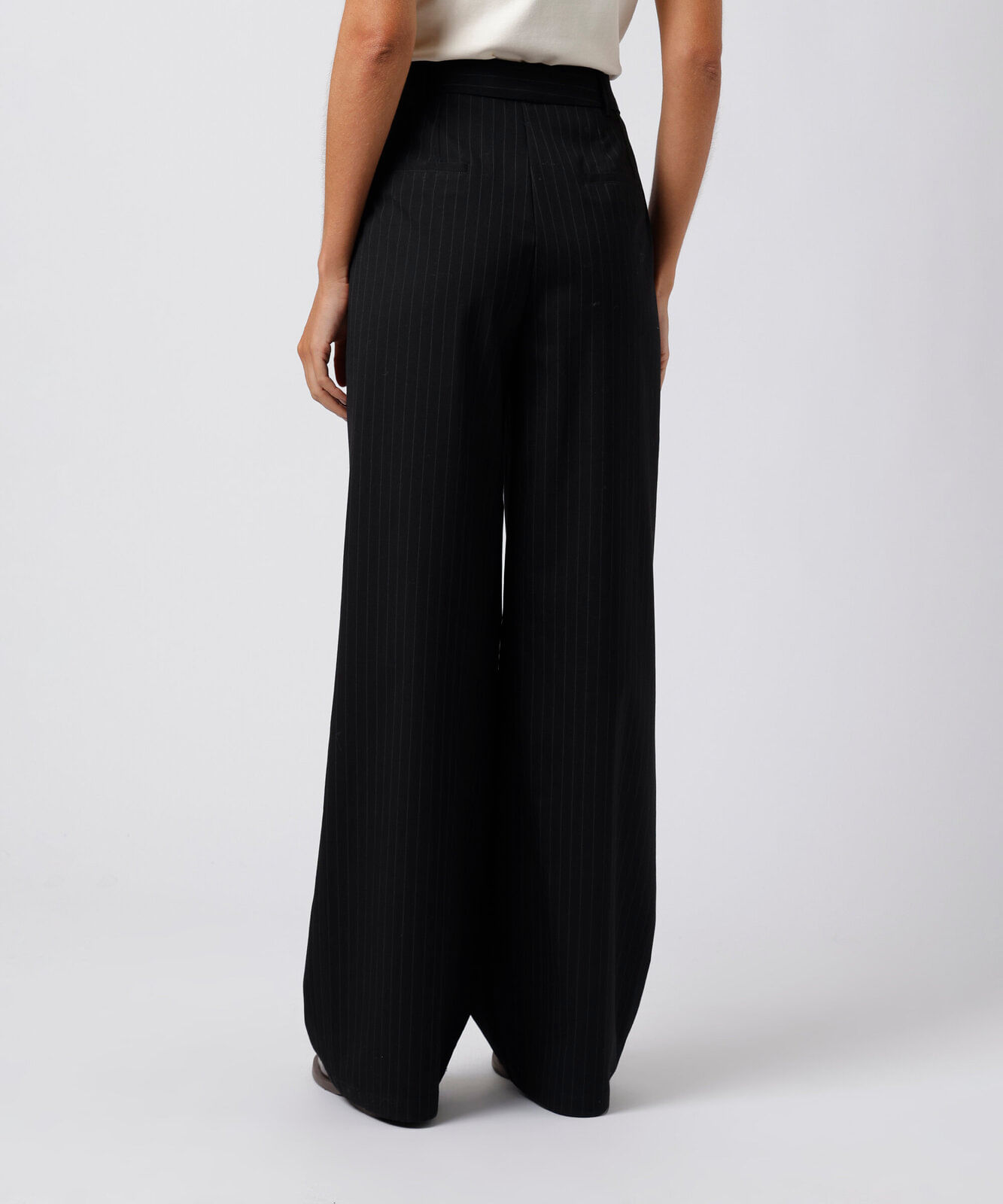 calça reta de alfaiataria feminina risca de giz mindset preta